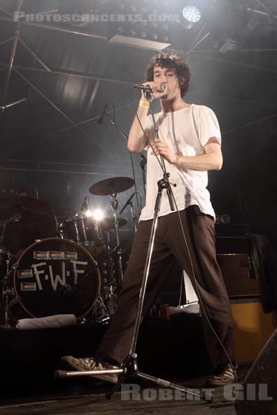 THE FAT WHITE FAMILY - 2014-08-14 - SAINT MALO - Fort de St Pere - Scene des Remparts - 